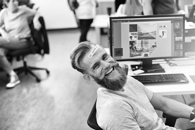 Homem feliz no trabalho